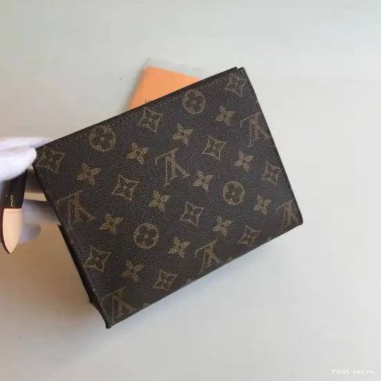 First bag ru VUITTON 19 TOILETRY LOUIS POUCH 0612
